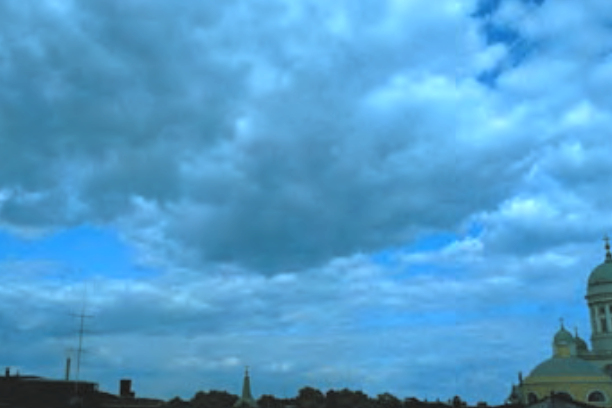 Later in de middag, rond 4 uur, wordt de bewolking minder en vallen er grotere gaten blauw